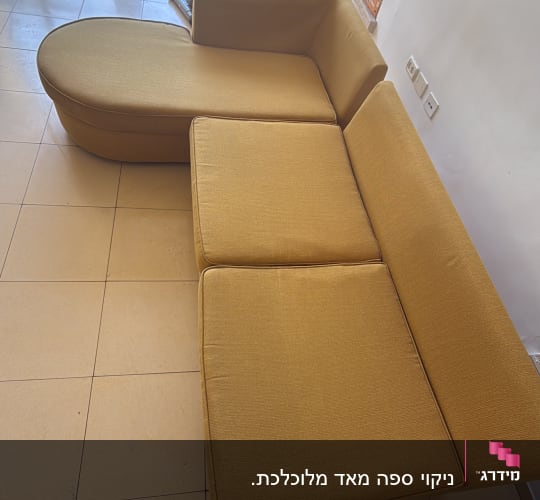 ספה צהובה בחדר עם אופני כושר